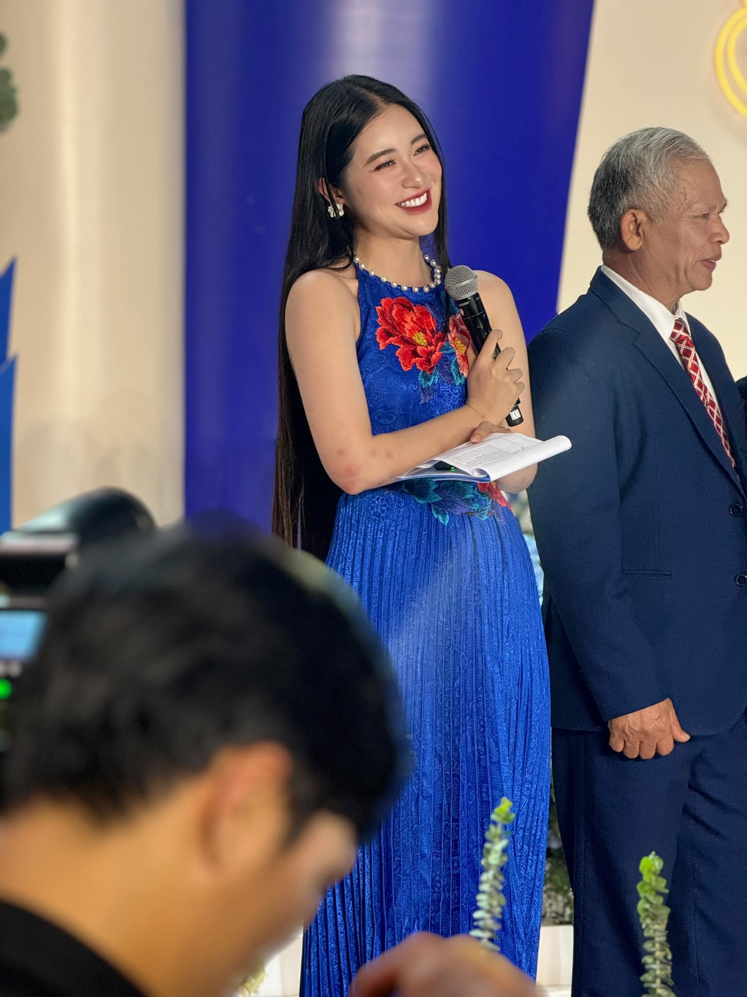 Người đẹp HH Hoàn vũ Việt Nam làm MC đám cưới Quang Hải - ảnh 2
