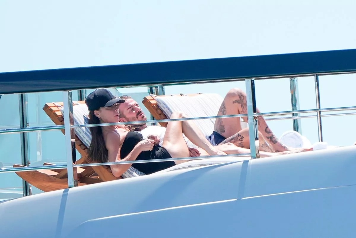 Vợ chồng Beckham nghỉ dưỡng trên siêu du thuyền 20 triệu USD - ảnh 1