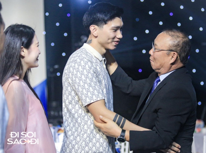 Hội ngộ tại đám cưới Quang Hải, thầy Park Hang-seo ôm Đoàn Văn Hậu, hỏi thăm chuyện Doãn Hải My mang bầu - ảnh 2