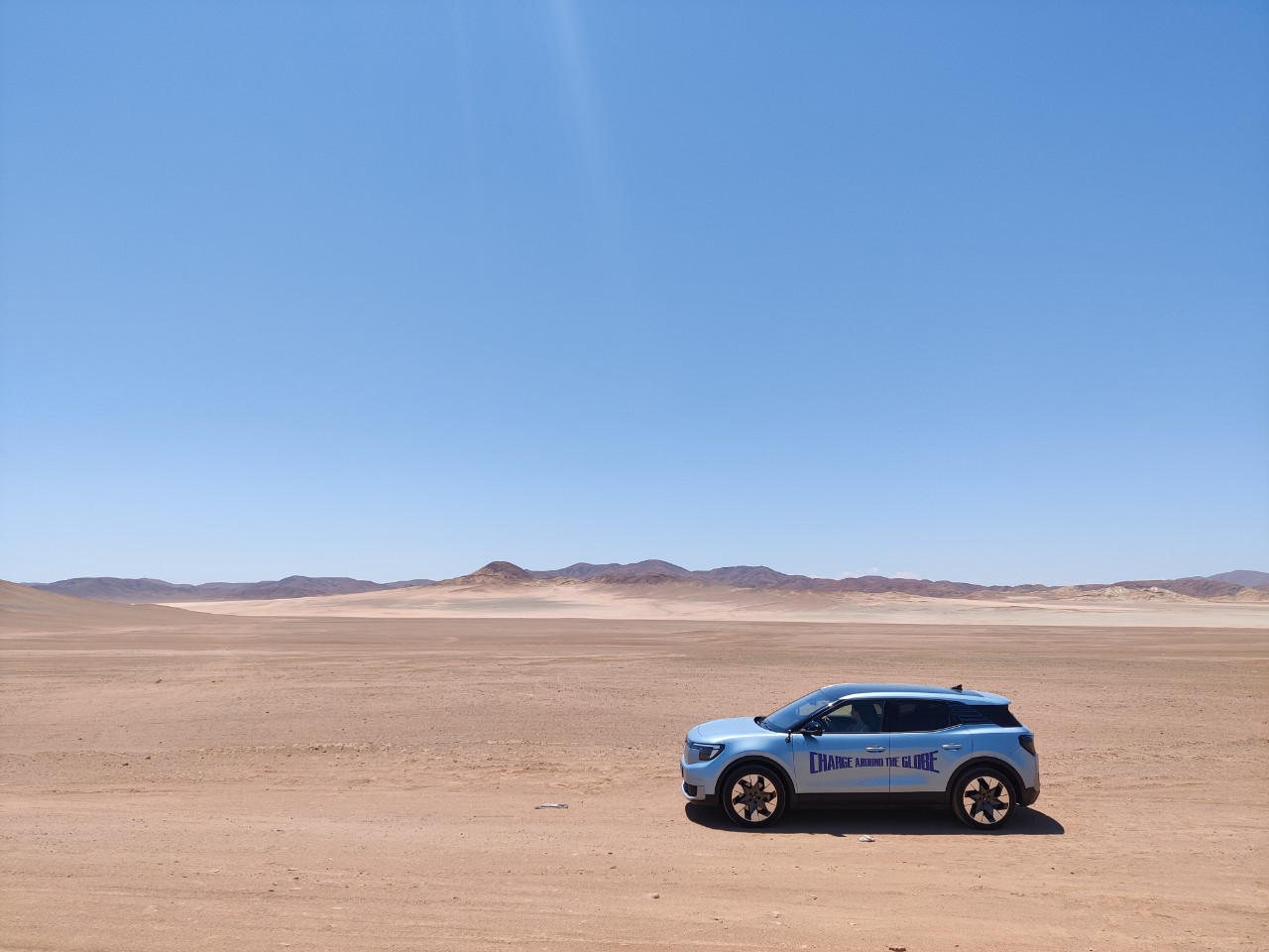 Tài xế nữ lái Ford Explorer vòng quanh thế giới, qua cả Việt Nam: Đi gần 30.000km, không ngán sa mạc, băng giá - ảnh 4