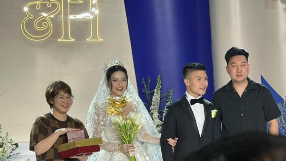 Chu Thanh Huyền được trao của hồi môn ''trĩu cổ'' trong đám cưới Quang Hải, dân mạng soi chi tiết ''gãy kiềng'' - ảnh 1