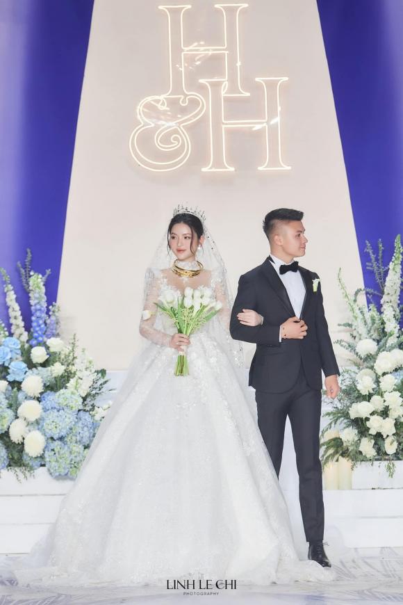 Quang Hải đeo phụ kiện ''nữ tính'' trong đám cưới, dân tình đoán: ''Đeo hộ vợ'' - ảnh 2
