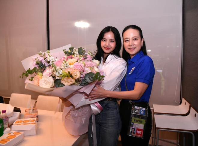 Khung hình quyền lực: Lisa (BlackPink) rạng rỡ bên Madam Pang, nhan sắc nữ Chủ tịch bóng đá Thái Lan ở tuổi 58 trẻ trung ngỡ ngàng - ảnh 1