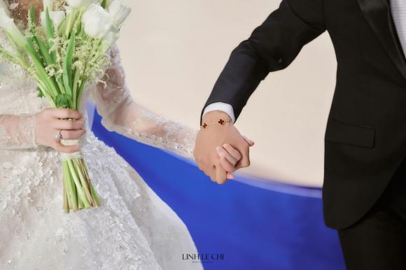 Quang Hải đeo phụ kiện ''nữ tính'' trong đám cưới, dân tình đoán: ''Đeo hộ vợ'' - ảnh 3