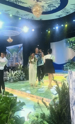 Mẹ Quang Hải nhảy cực sung trong đám cưới con trai, cưng Chu Thanh Huyền thế nào mà dân mạng phải 