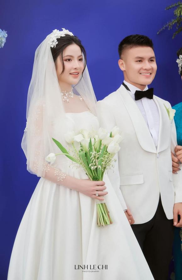 Quang Hải đeo phụ kiện ''nữ tính'' trong đám cưới, dân tình đoán: ''Đeo hộ vợ'' - ảnh 8