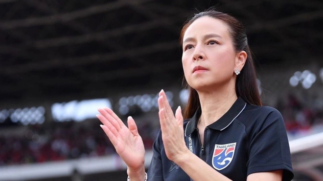 Khung hình quyền lực: Lisa (BlackPink) rạng rỡ bên Madam Pang, nhan sắc nữ Chủ tịch bóng đá Thái Lan ở tuổi 58 trẻ trung ngỡ ngàng - ảnh 10