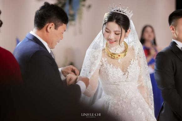 Chu Thanh Huyền được trao của hồi môn ''trĩu cổ'' trong đám cưới Quang Hải, dân mạng soi chi tiết ''gãy kiềng'' - ảnh 4