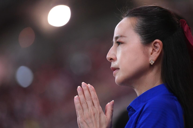 Khung hình quyền lực: Lisa (BlackPink) rạng rỡ bên Madam Pang, nhan sắc nữ Chủ tịch bóng đá Thái Lan ở tuổi 58 trẻ trung ngỡ ngàng - ảnh 7
