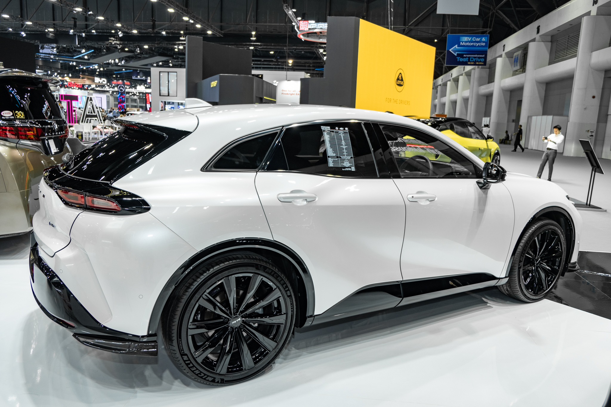 Ngồi thử mới thấy Toyota Crown Sport đáng tiền: Nhiều trang bị như xe sang, đánh lái bánh sau, thiết kế vượt tầm xe phổ thông - ảnh 17