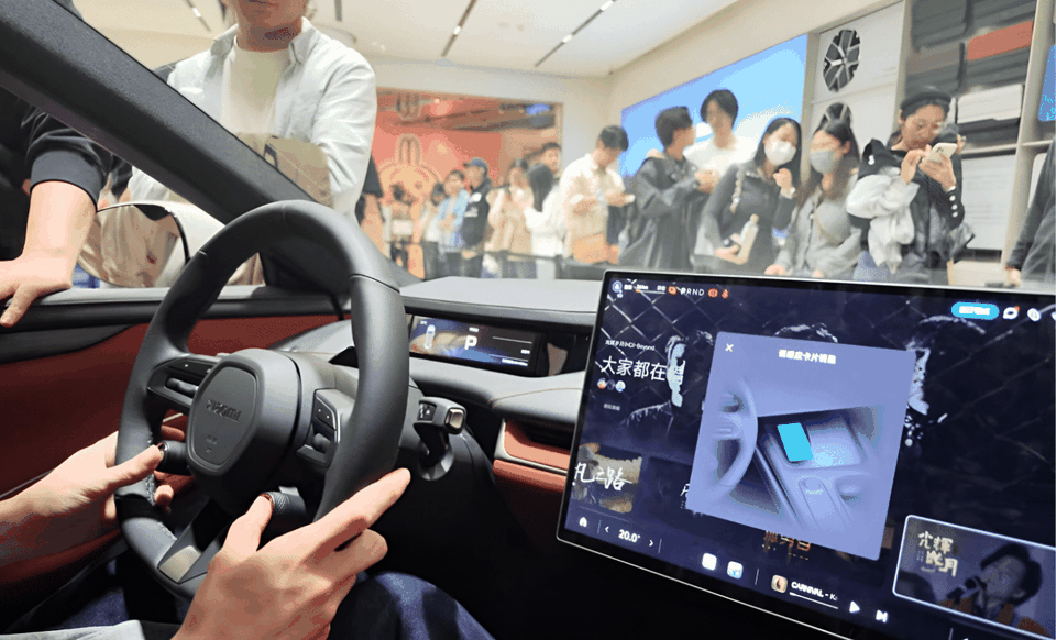 Khách Trung Quốc xếp hàng xuyên đêm đợi lái thử Xiaomi SU7 - ảnh 1