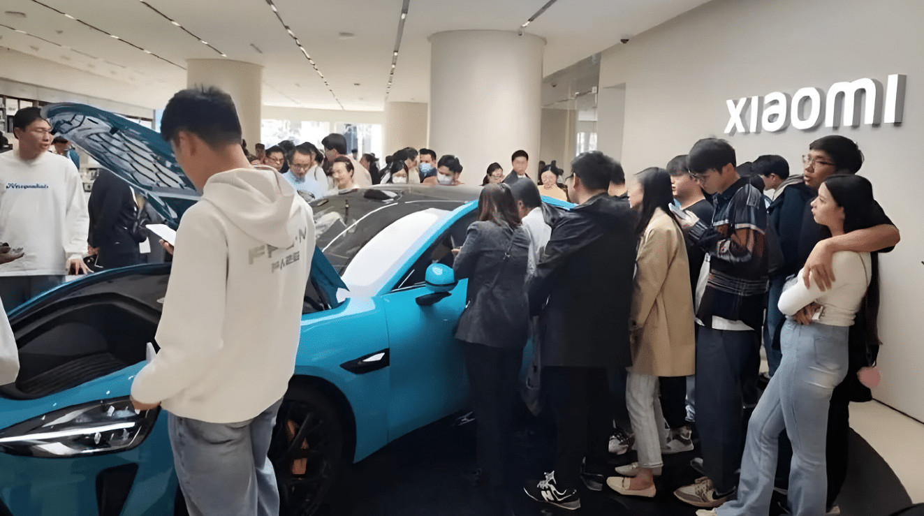 Khách Trung Quốc xếp hàng xuyên đêm đợi lái thử Xiaomi SU7 - ảnh 2