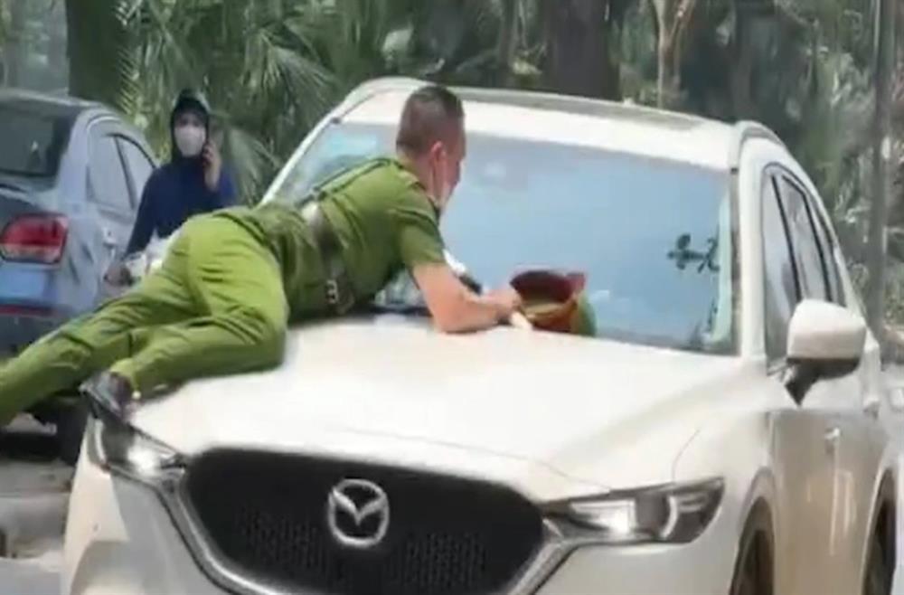 Truy bắt tài xế Mazda ở Hà Nội hất công an lên nắp capo - ảnh 1