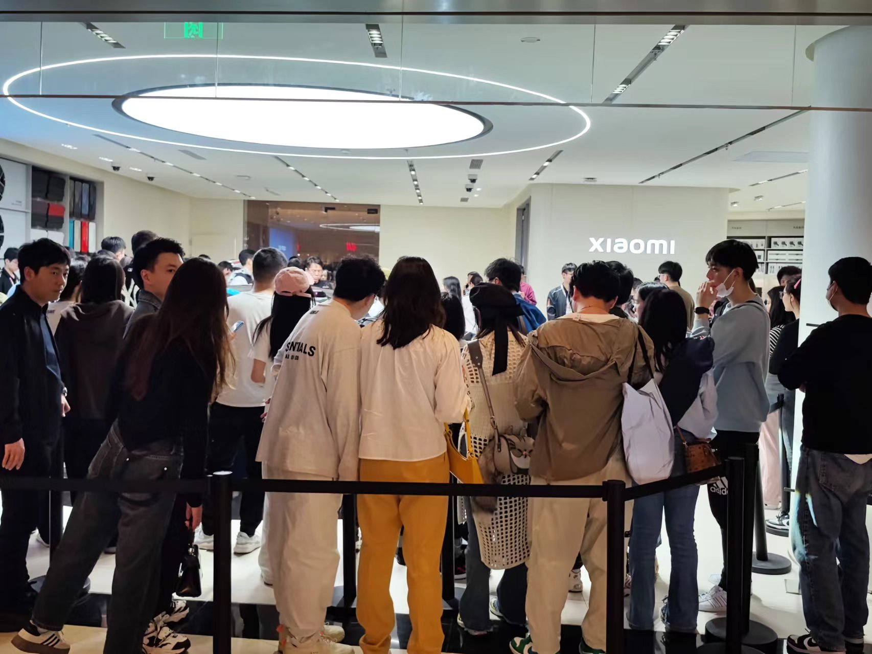 Người Trung Quốc hào hứng với xe điện Xiaomi: Xếp hàng tới 3h sáng để được lái thử, nhân viên chỉ được ngủ 2 tiếng/ngày - ảnh 6