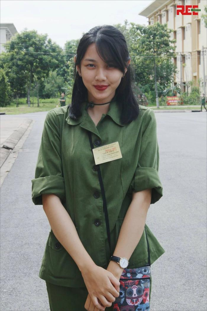Lộ hình ảnh Hoa hậu Thuỳ Tiên hồi còn đen nhẻm đi học: Trông hơi ngố ngố nhưng vẫn ra dáng Hoa hậu lắm - ảnh 2
