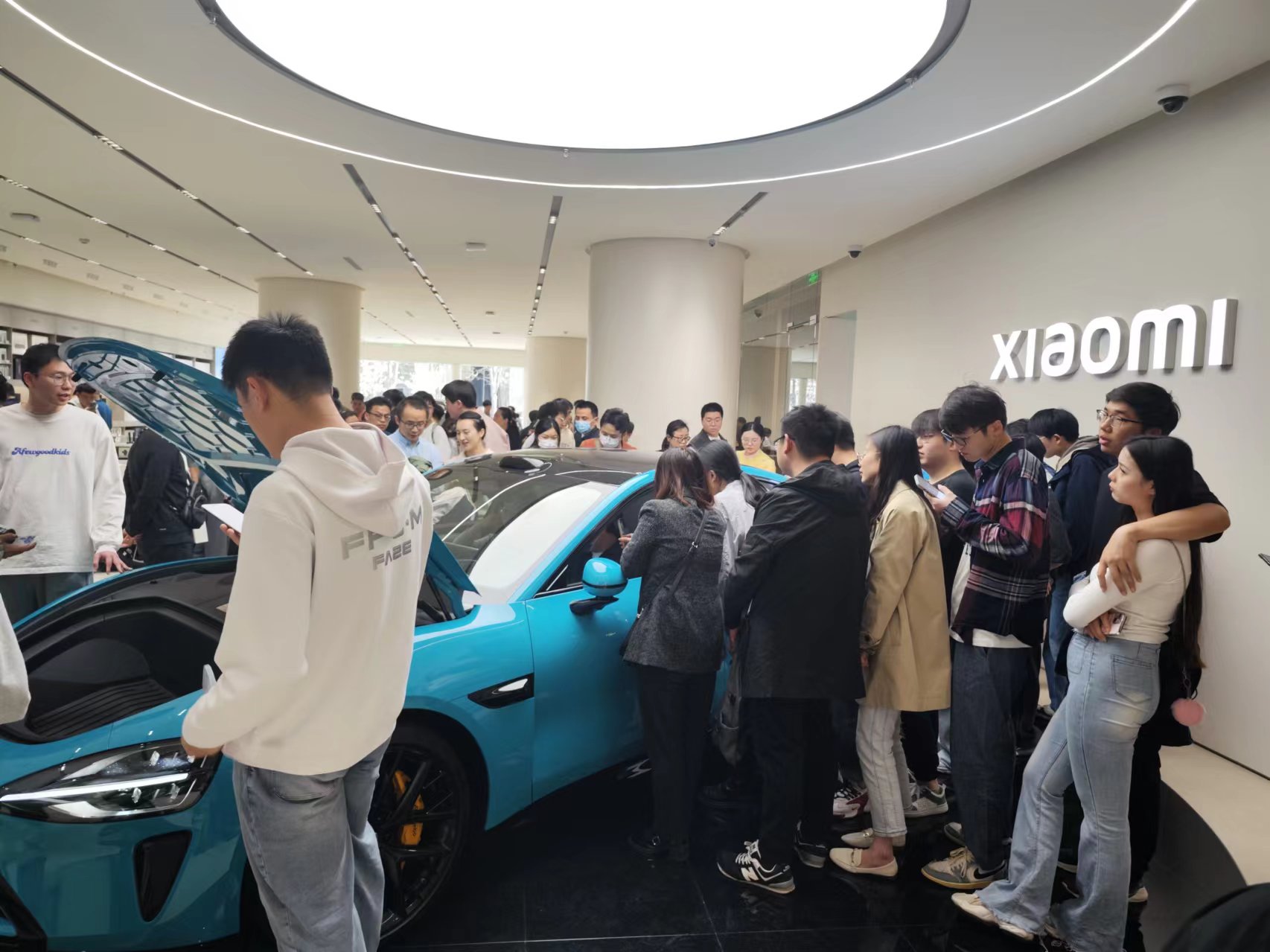 Người Trung Quốc hào hứng với xe điện Xiaomi: Xếp hàng tới 3h sáng để được lái thử, nhân viên chỉ được ngủ 2 tiếng/ngày - ảnh 4