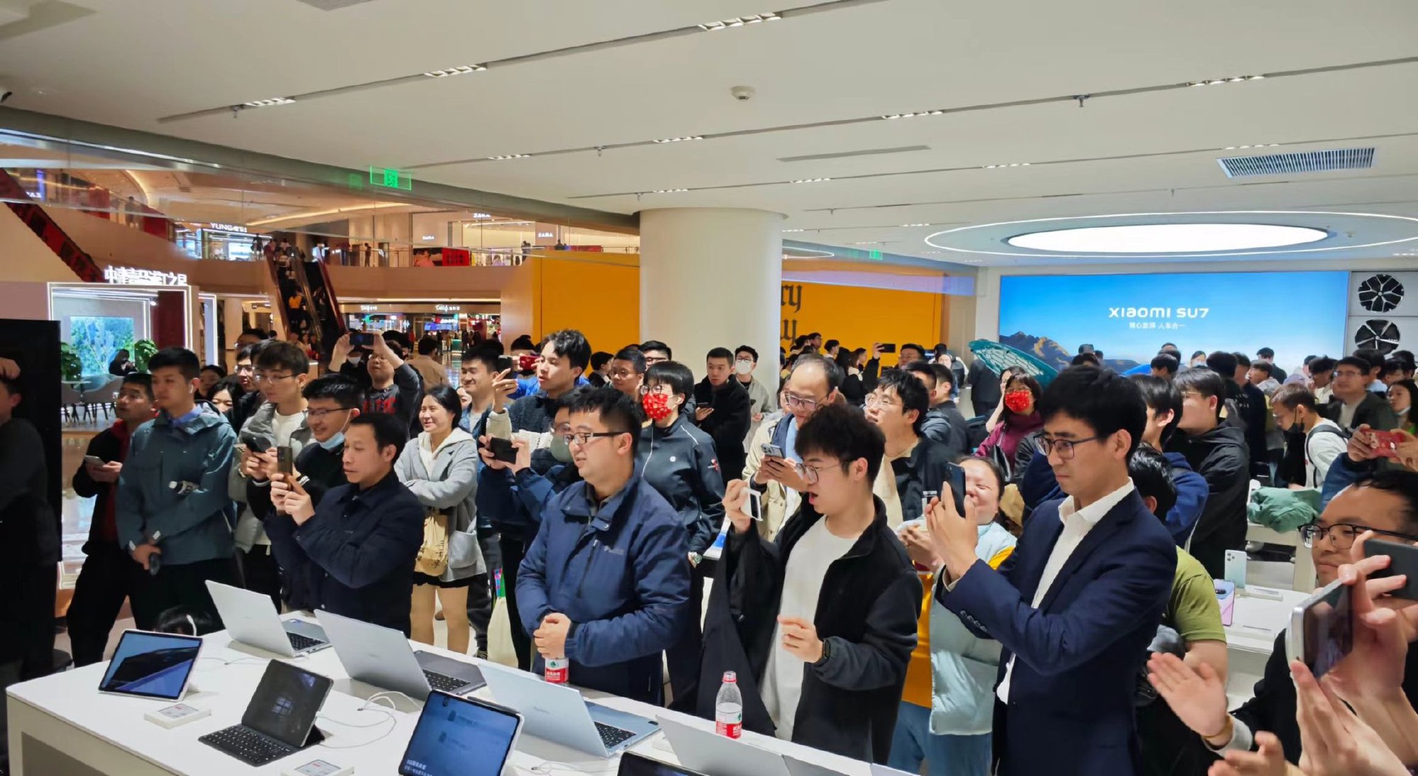 Người Trung Quốc hào hứng với xe điện Xiaomi: Xếp hàng tới 3h sáng để được lái thử, nhân viên chỉ được ngủ 2 tiếng/ngày - ảnh 1