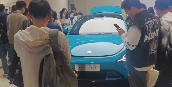 Người Trung Quốc hào hứng với xe điện Xiaomi: Xếp hàng tới 3h sáng để được lái thử, nhân viên chỉ được ngủ 2 tiếng/ngày - ảnh 3