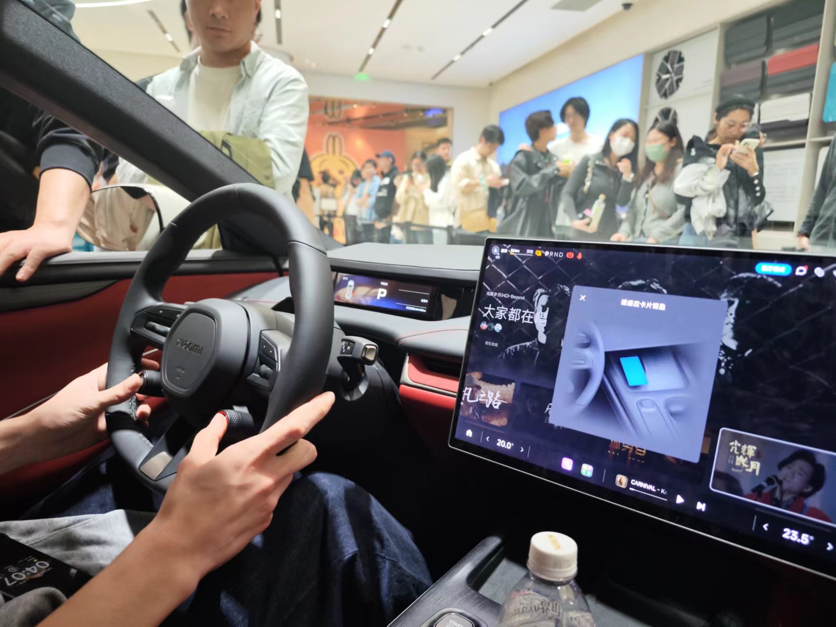 Người Trung Quốc hào hứng với xe điện Xiaomi: Xếp hàng tới 3h sáng để được lái thử, nhân viên chỉ được ngủ 2 tiếng/ngày - ảnh 2