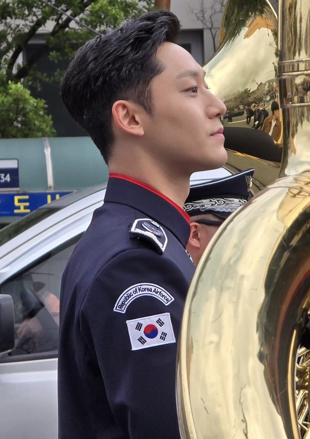 Nam thần quân đội xứ Hàn: Nam Joo Hyuk đô lên trông thấy, V - Jin (BTS) đẹp chấp cả cam thường - ảnh 6