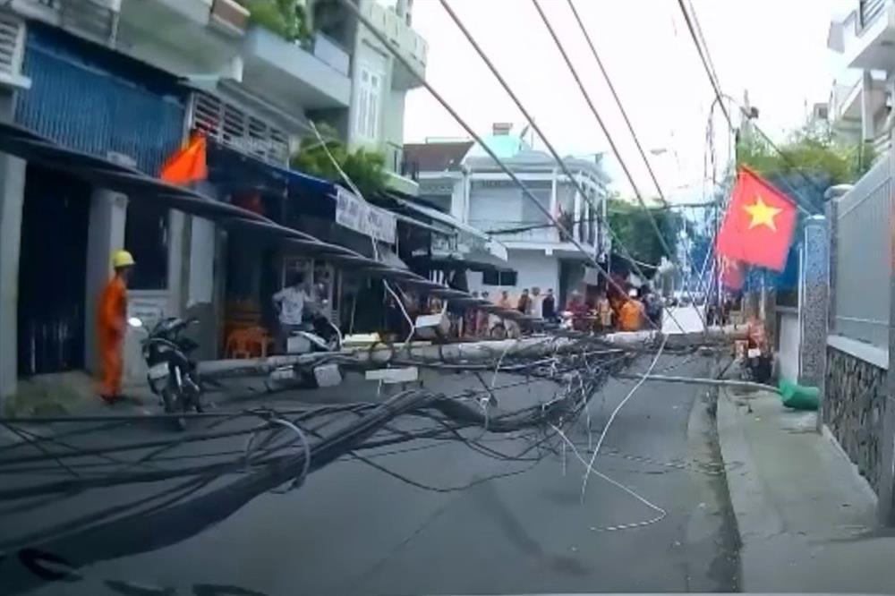 Cột điện đổ gục ở Nha Trang, một công nhân rơi xuống đường - ảnh 1