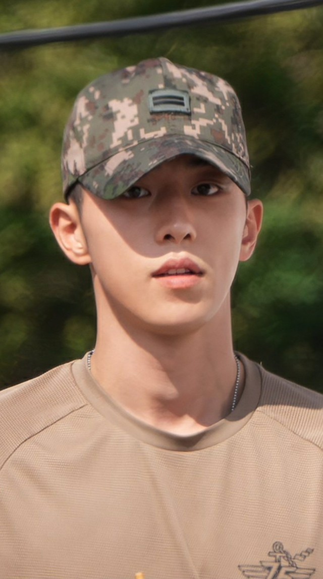 Nam thần quân đội xứ Hàn: Nam Joo Hyuk đô lên trông thấy, V - Jin (BTS) đẹp chấp cả cam thường - ảnh 3