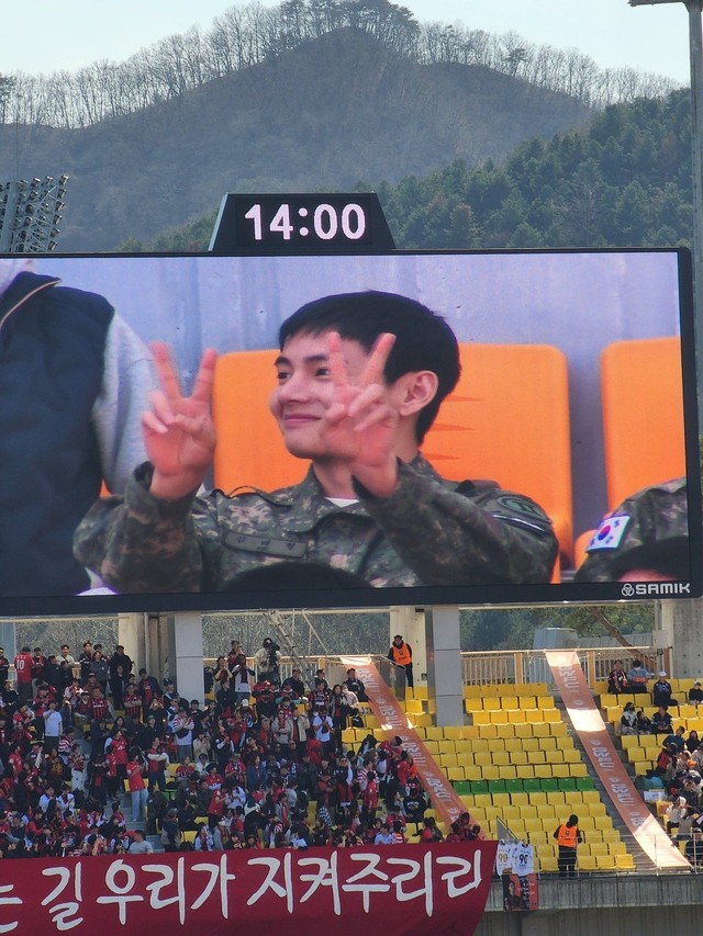 Nam thần quân đội xứ Hàn: Nam Joo Hyuk đô lên trông thấy, V - Jin (BTS) đẹp chấp cả cam thường - ảnh 8