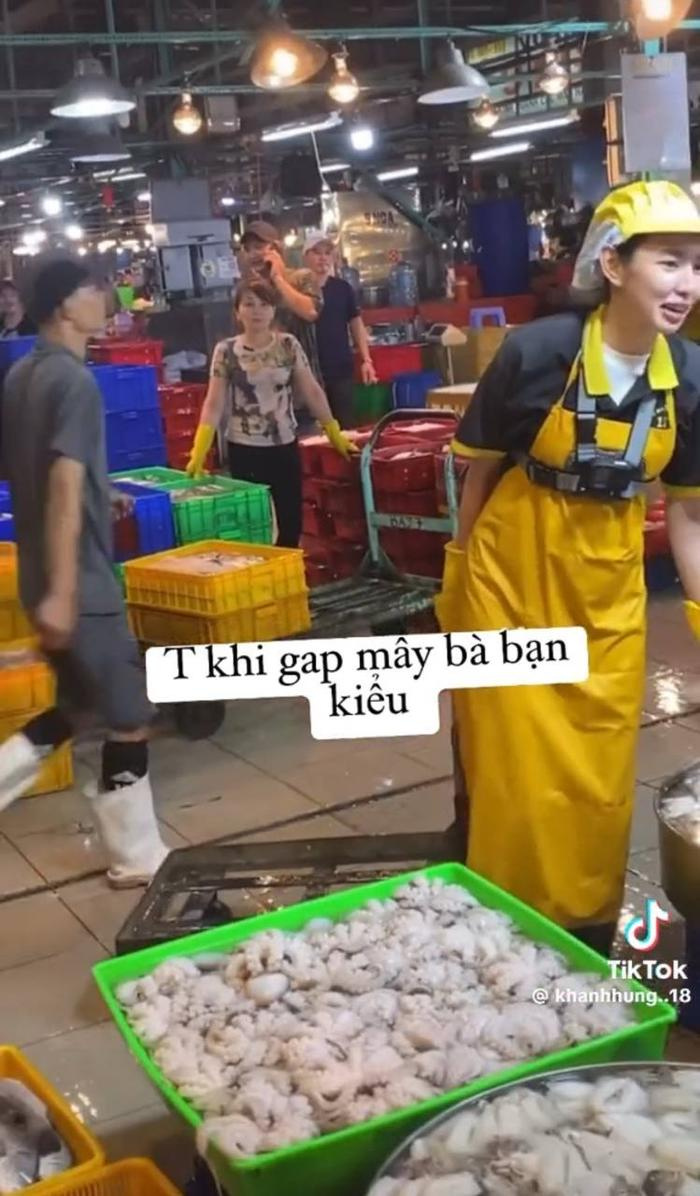 Hoa hậu Thùy Tiên bị bắt gặp bán hải sản giữa chợ - ảnh 3