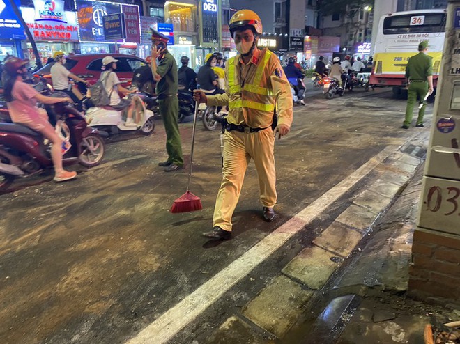 Hà Nội: Xe bus gặp sự cố chảy dầu khiến hàng loạt xe trơn trượt trên phố Cầu Giấy - ảnh 3