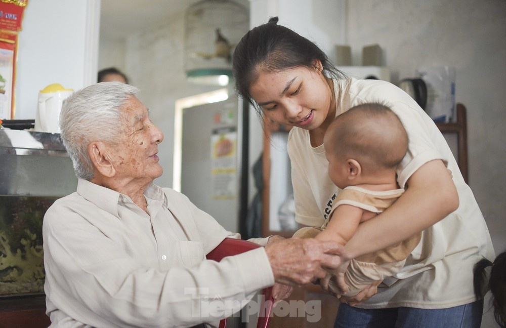 Cha già 94 tuổi gặp lại con trai sau gần 50 năm lưu lạc - ảnh 3