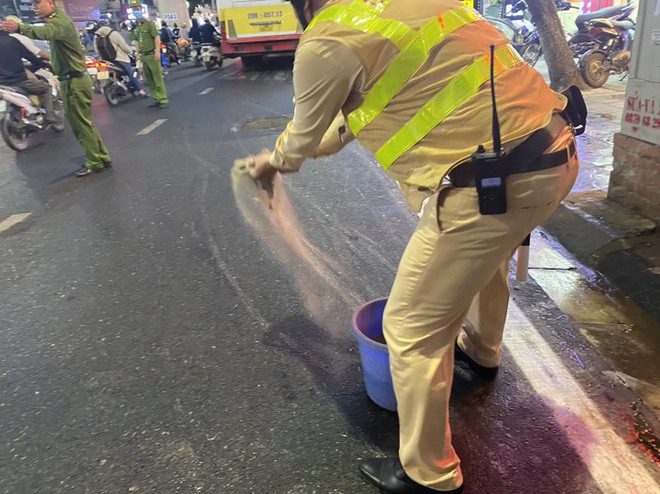 Hà Nội: Xe bus gặp sự cố chảy dầu khiến hàng loạt xe trơn trượt trên phố Cầu Giấy - ảnh 2