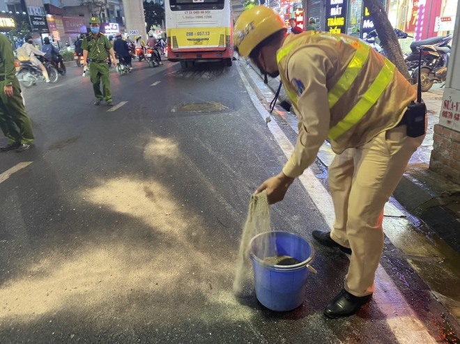 Hà Nội: Xe bus gặp sự cố chảy dầu khiến hàng loạt xe trơn trượt trên phố Cầu Giấy - ảnh 1