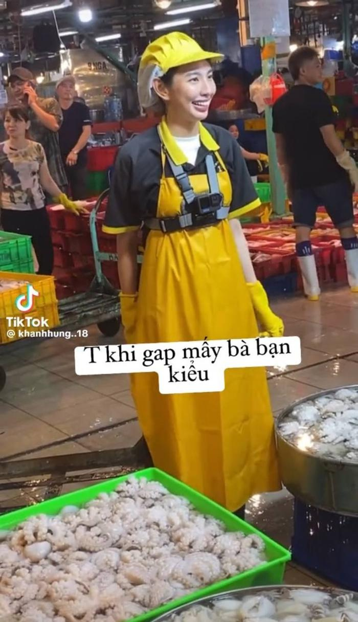 Hoa hậu Thùy Tiên bị bắt gặp bán hải sản giữa chợ - ảnh 2