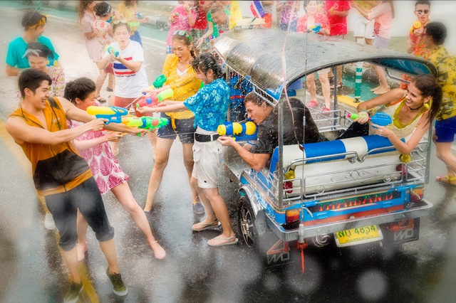 Chung vui lễ hội Songkran ở khắp Thái Lan - ảnh 1