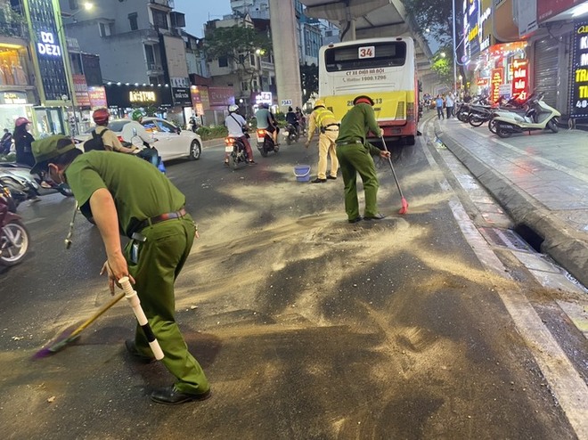 Hà Nội: Xe bus gặp sự cố chảy dầu khiến hàng loạt xe trơn trượt trên phố Cầu Giấy - ảnh 4