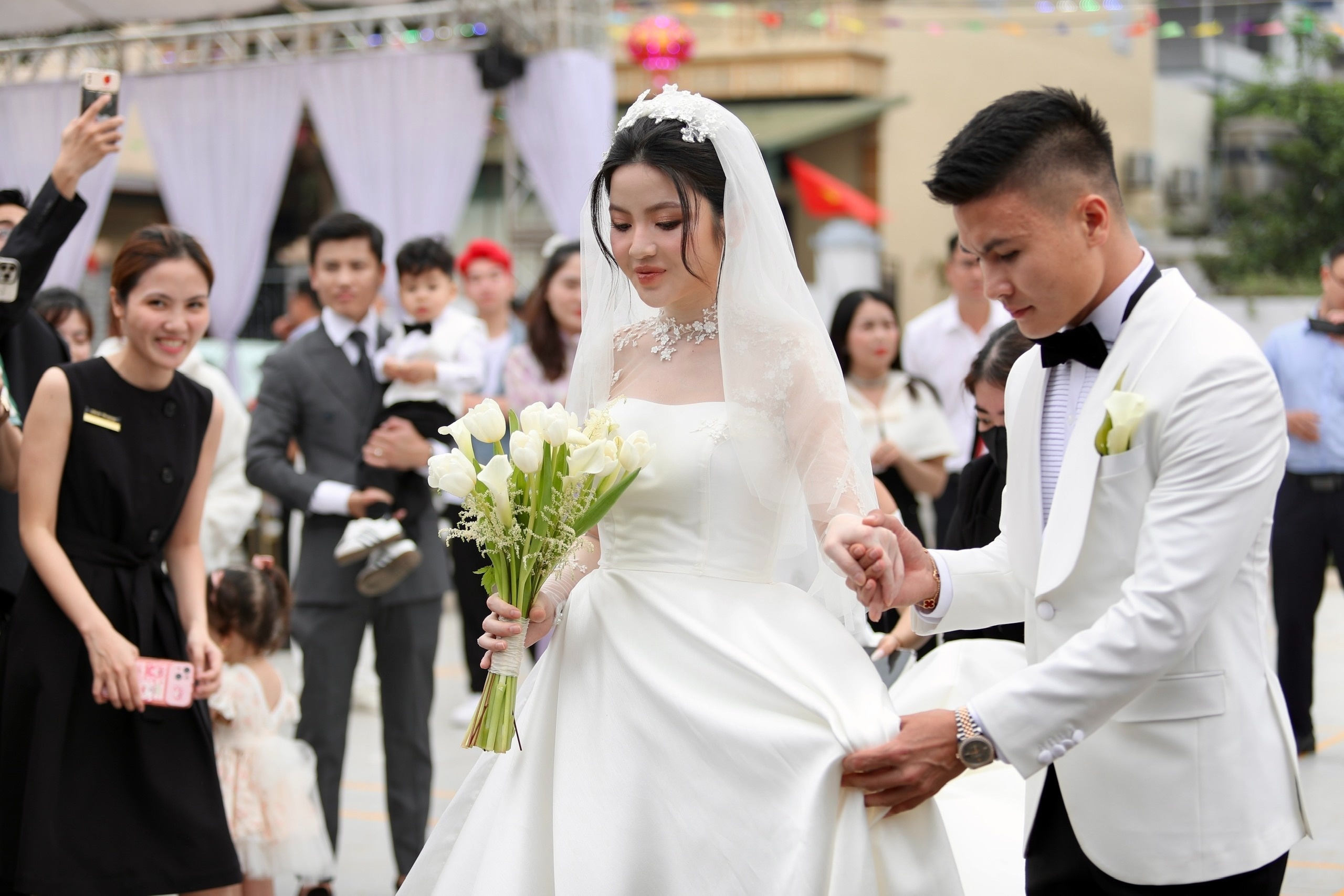 Thấy gì từ tranh cãi giữa vợ chồng Quang Hải và studio ảnh cưới - ảnh 1