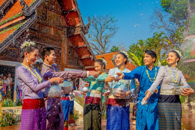 Chung vui lễ hội Songkran ở khắp Thái Lan - ảnh 4