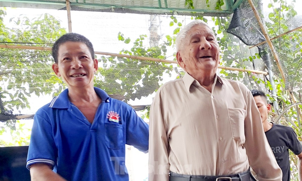 Cha già 94 tuổi gặp lại con trai sau gần 50 năm lưu lạc - ảnh 1