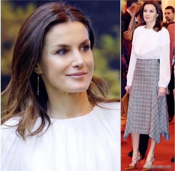 Nữ hoàng Tây Ban Nha 51 tuổi là người phụ nữ đẹp nhất khi diện áo sơ mi trắng, trông thời thượng với quần crop và váy - ảnh 10