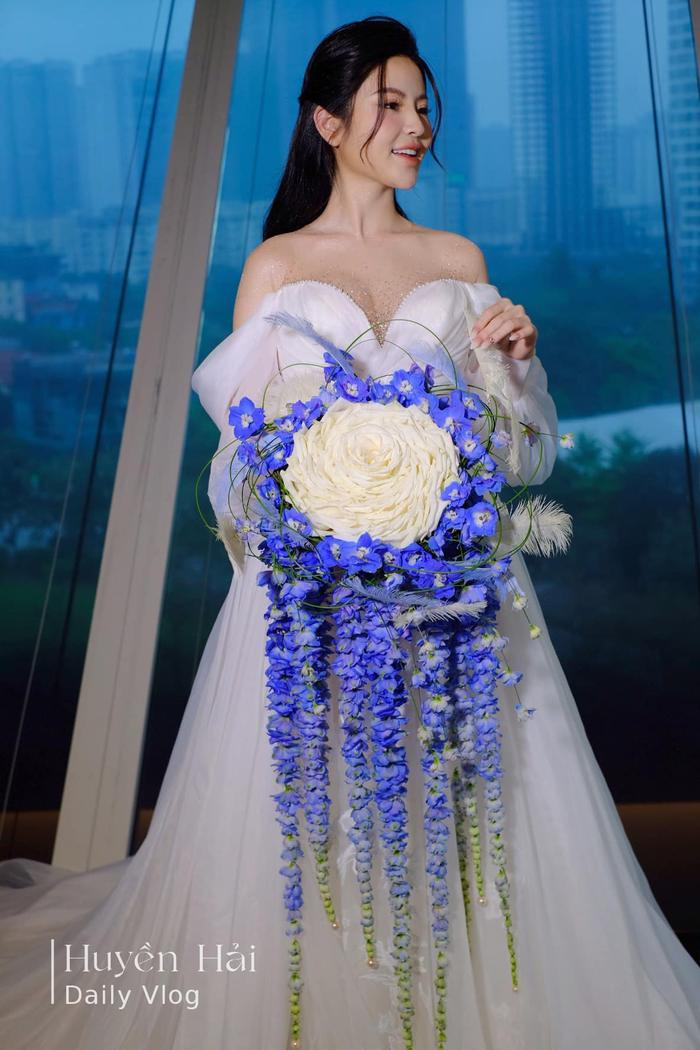 Bó hoa cầm tay của vợ Quang Hải ''độc nhất vô nhị'', dân tình đoán ra ngay lý do khiến cô dâu lựa chọn! - ảnh 1