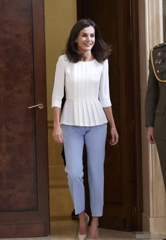 Nữ hoàng Tây Ban Nha 51 tuổi là người phụ nữ đẹp nhất khi diện áo sơ mi trắng, trông thời thượng với quần crop và váy - ảnh 4