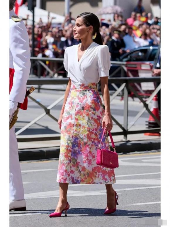 Nữ hoàng Tây Ban Nha 51 tuổi là người phụ nữ đẹp nhất khi diện áo sơ mi trắng, trông thời thượng với quần crop và váy - ảnh 8