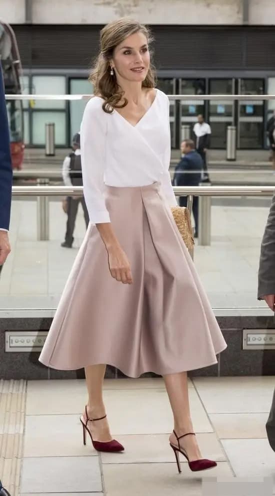 Nữ hoàng Tây Ban Nha 51 tuổi là người phụ nữ đẹp nhất khi diện áo sơ mi trắng, trông thời thượng với quần crop và váy - ảnh 9