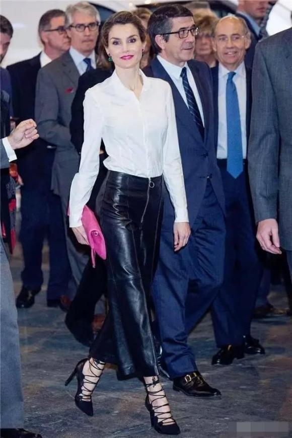 Nữ hoàng Tây Ban Nha 51 tuổi là người phụ nữ đẹp nhất khi diện áo sơ mi trắng, trông thời thượng với quần crop và váy - ảnh 6