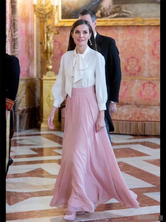 Nữ hoàng Tây Ban Nha 51 tuổi là người phụ nữ đẹp nhất khi diện áo sơ mi trắng, trông thời thượng với quần crop và váy - ảnh 7