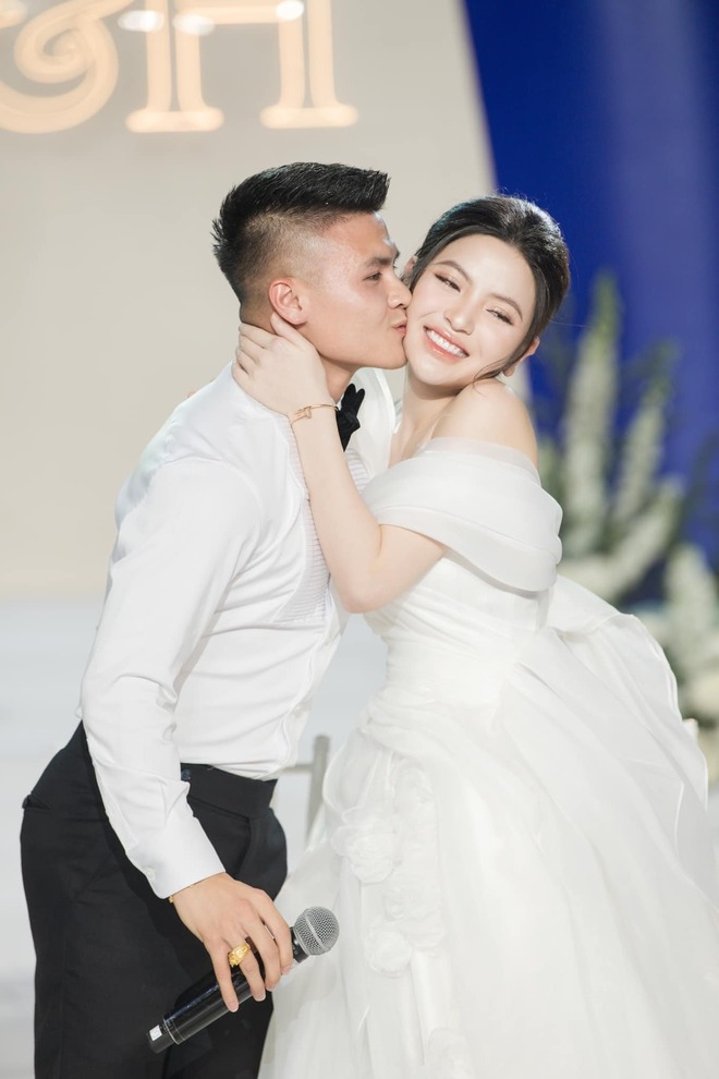 Hé lộ mức giá của 6 mẫu váy cưới mà cô dâu Chu Thanh Huyền từng mặc - ảnh 9