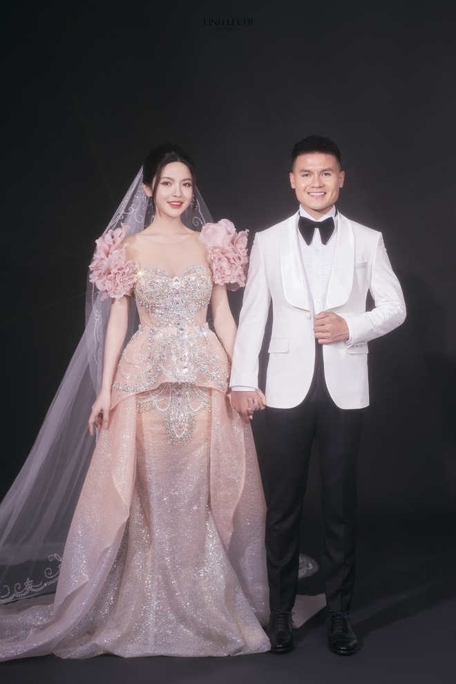 Hé lộ mức giá của 6 mẫu váy cưới mà cô dâu Chu Thanh Huyền từng mặc - ảnh 3