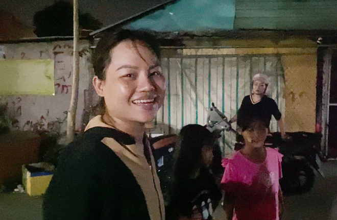 Người mẹ đoàn tụ 2 con gái sau gần 42 giờ thất lạc ở phố đi bộ Nguyễn Huệ: “Mừng quá trời mừng!” - ảnh 2