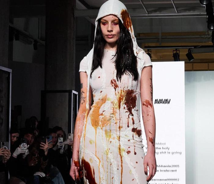 Show diễn bốc mùi vì ngập tràn rác thải, người mẫu bị ném trứng sống tại tuần lễ thời trang Milan 2024 - ảnh 1