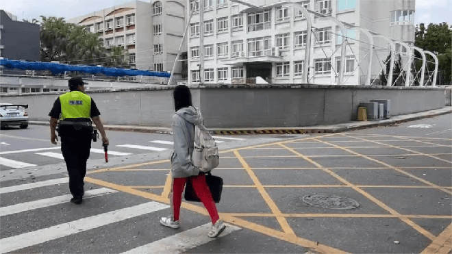 Chùm ảnh ngày đi học đầu tiên sau động đất ở Đài Loan: Hiệu trưởng đích thân ra đón, học sinh vừa mừng vừa lo - ảnh 8